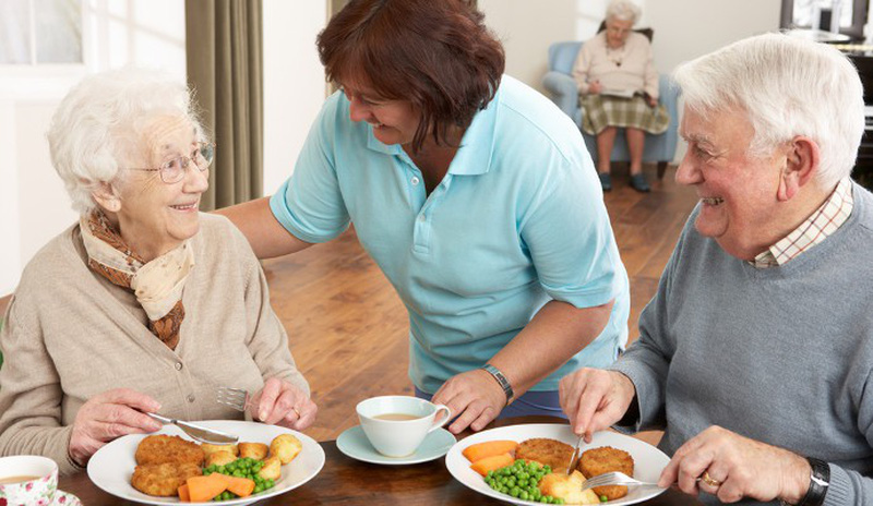Người cao tuổi đi du lịch cần để ý việc ăn uống để đảm bảo sức khỏe