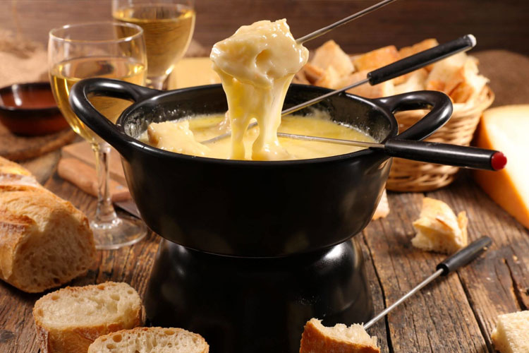 Cheese Fondue - món lẩu phô mai nứt tiếng của Thụy Sĩ