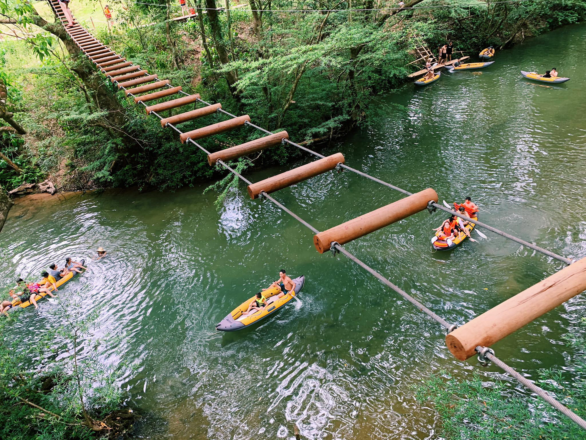 Trò chơi trên dây và chèo thuyền Kayak là những hoạt động hút khách tại công viên Ozo