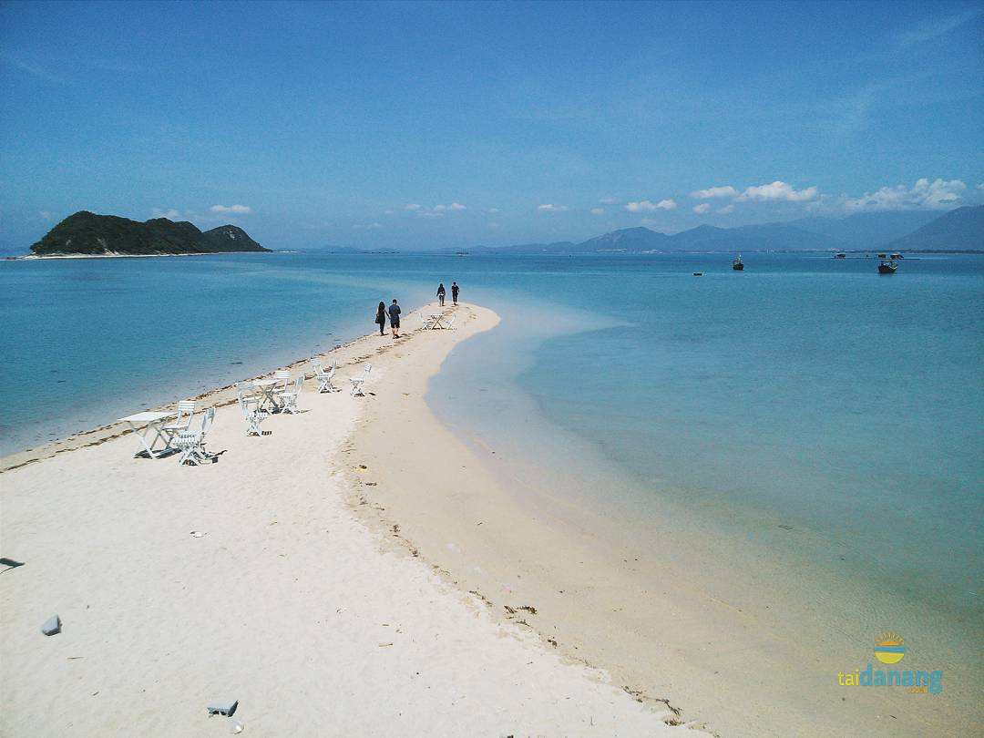 Con đường cát nổi độc đáo trên đảo