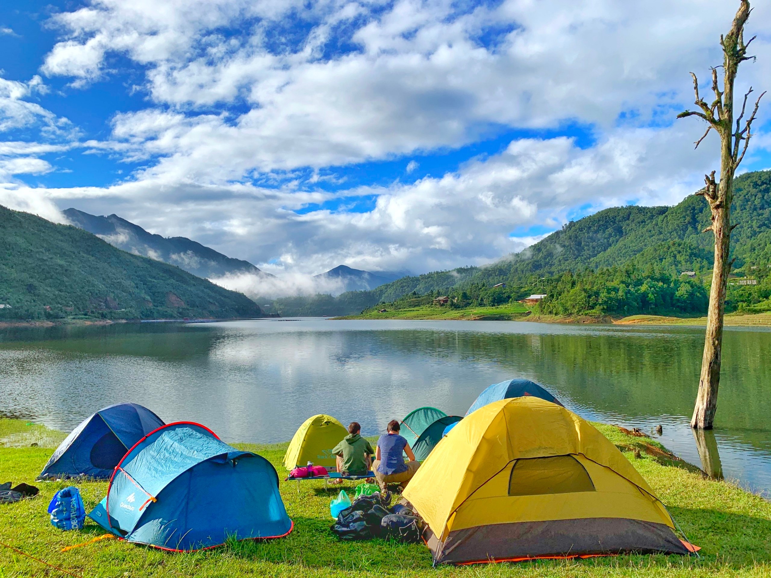 Cắm trại và đón bình minh bên hồ là trải nghiệm không thể quên cho chuyến du lịch Sapa