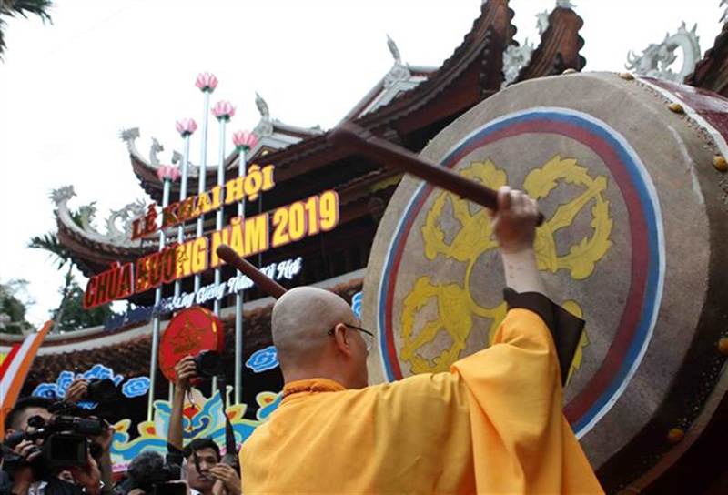 Kẻ vạch khoảng cách cho người dân viếng tại lễ hội chùa Hương