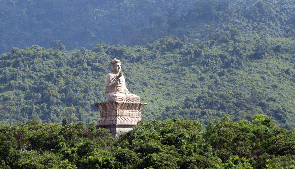 Khám phá thiền viện Trúc Lâm giữa núi rừng Bạch Mã