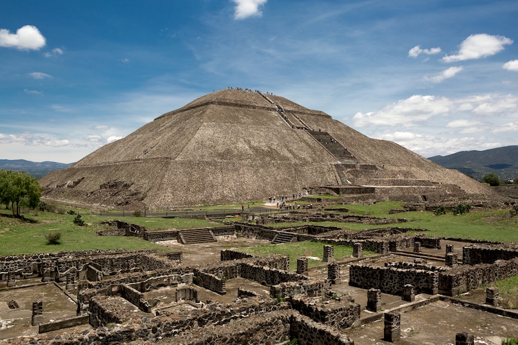 báu vật vô giá dưới kim tự tháp Mexico