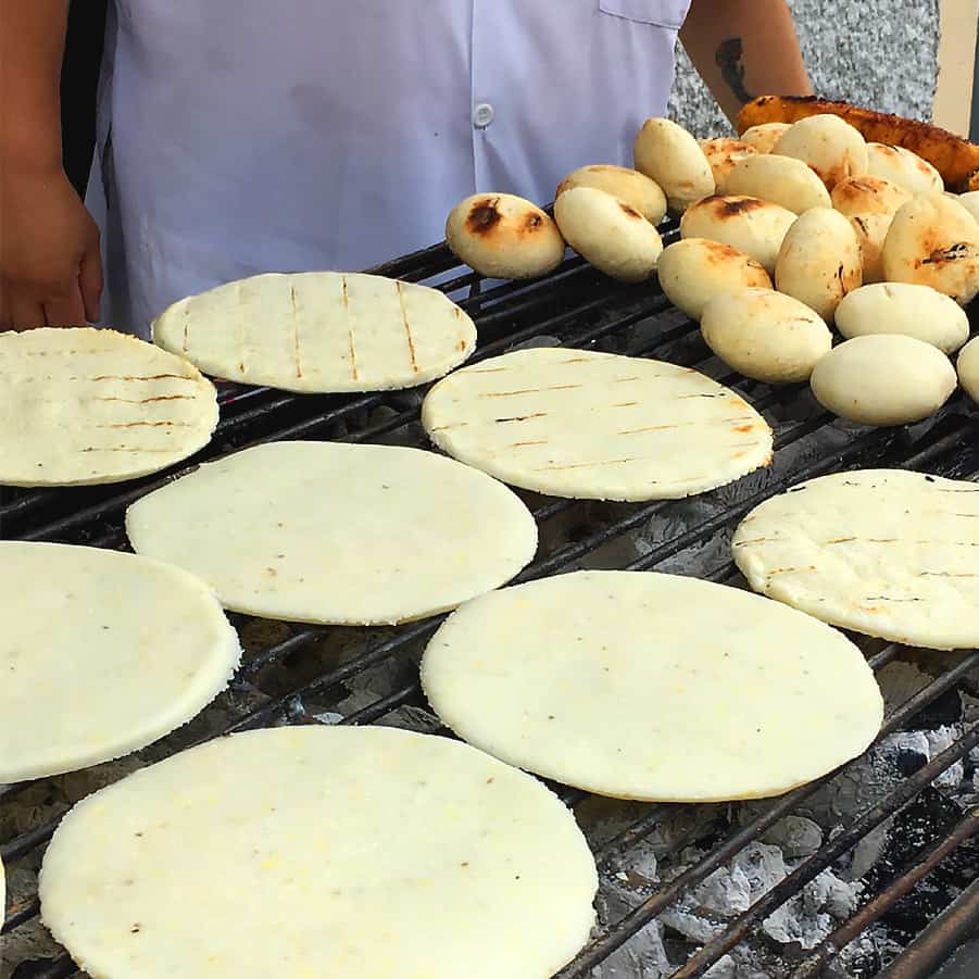 Arepas là một món ăn kèm truyền thống tại Colombia
