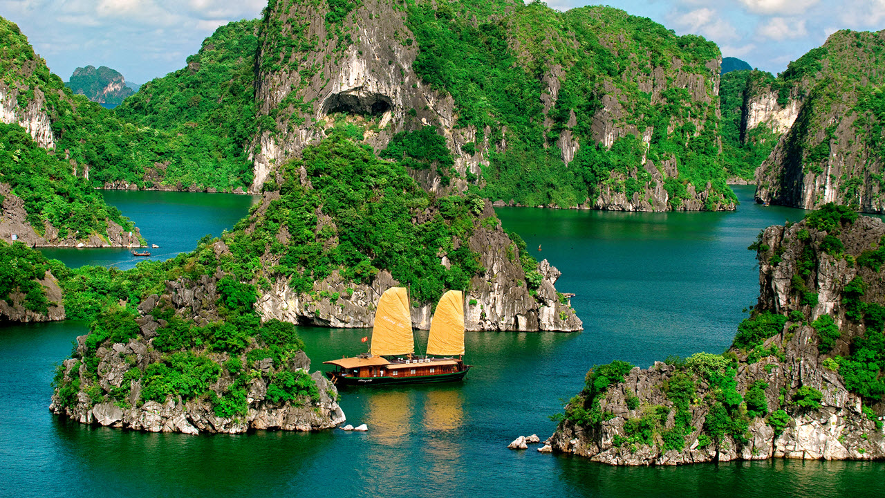 Việt Nam nổi tiếng với Vịnh Hạ Long