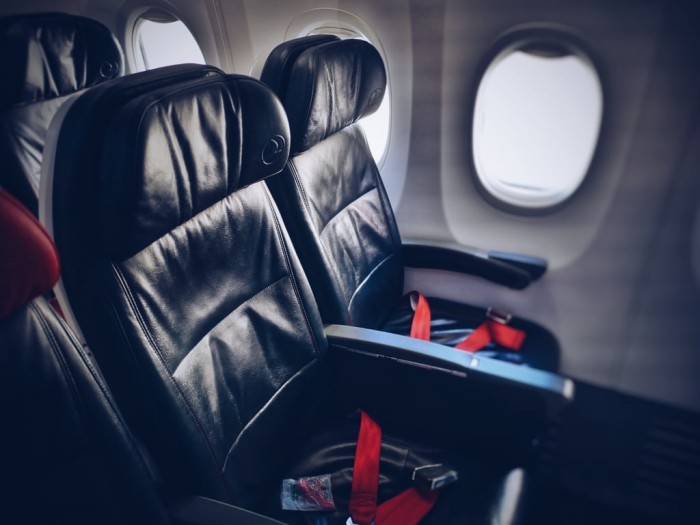 Ghế ngồi cạnh cửa sổ máy bay giúp bạn tiếp xúc với ít người hơn