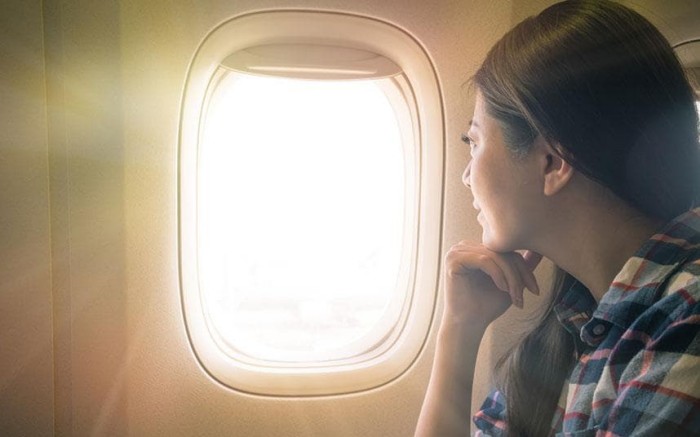 Tại sao nên chọn đặt ghế ngồi cạnh cửa sổ máy bay khi đi du lịch?